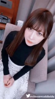 最火辣的瘦小可爱少女骑着大鸡巴和她紧致的小穴